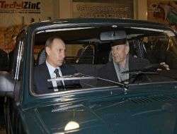 Emekli Vatandaş Putin'i Arabasıyla Gezdirdi