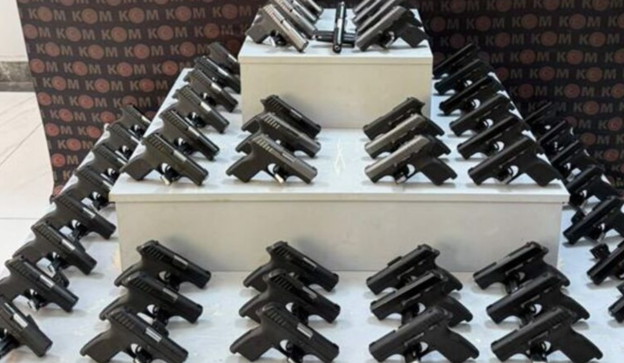 Yolcu otobüsünde cephanelik: Onlarca tabanca ele geçirildi