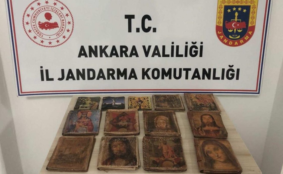 ANKARA - Tarihi eser niteliğinde 13 el yazması kitap ele geçirildi