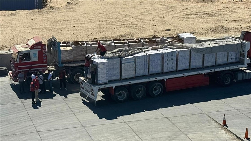 EL-ARİŞ LİMANI'NA ULAŞAN 17. "İYİLİK GEMİSİ"NDEN YARDIM MALZEMELERİNİN İNDİRİLMESİ SÜRÜYOR