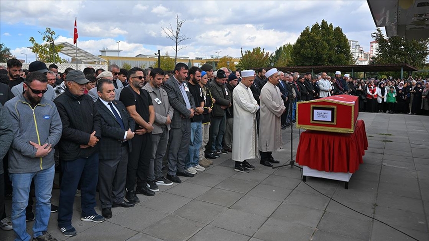 Balıkesir'de cezaevi firarisi tarafından öldürülen uzman çavuş Ekri'nin cenazesi toprağa verildi
