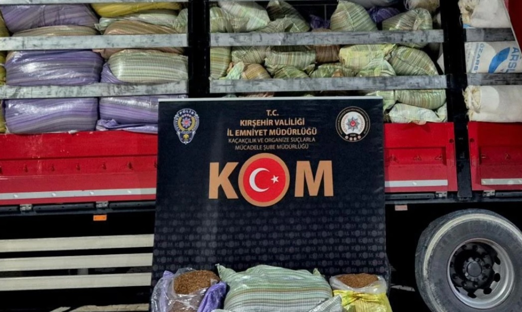 KIRŞEHİR - Bir kamyonda 5 TON kaçak tütün ele geçirildi!