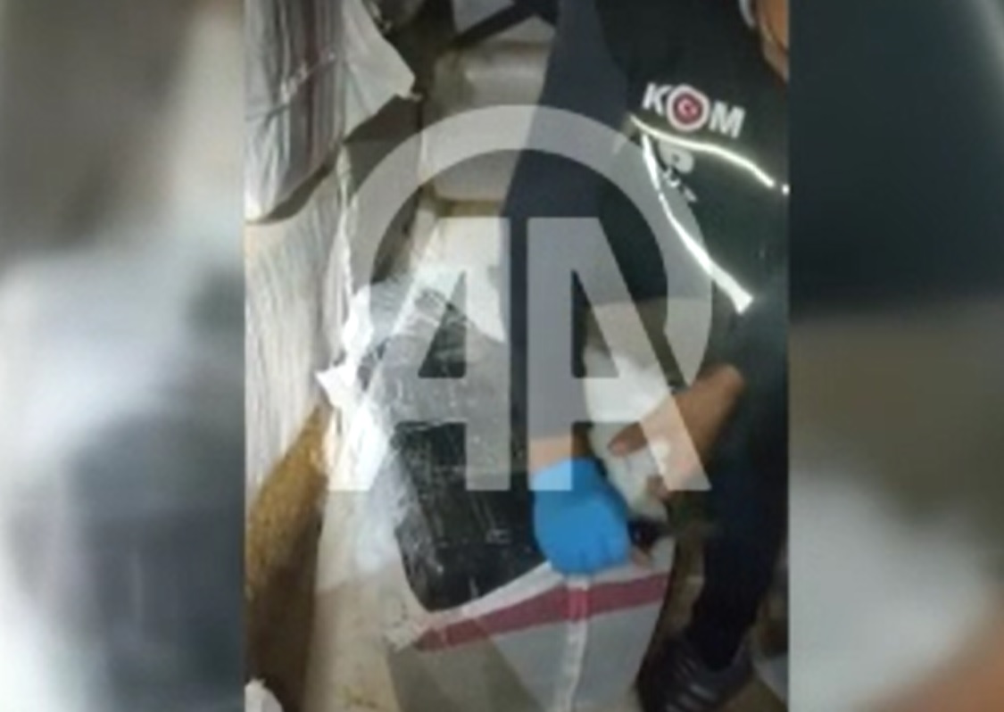 SAMAN YÜKLÜ TIRDA KAÇAK 2 BİN 700 ELEKTRONİK SİGARA ELE GEÇİRİLDİ