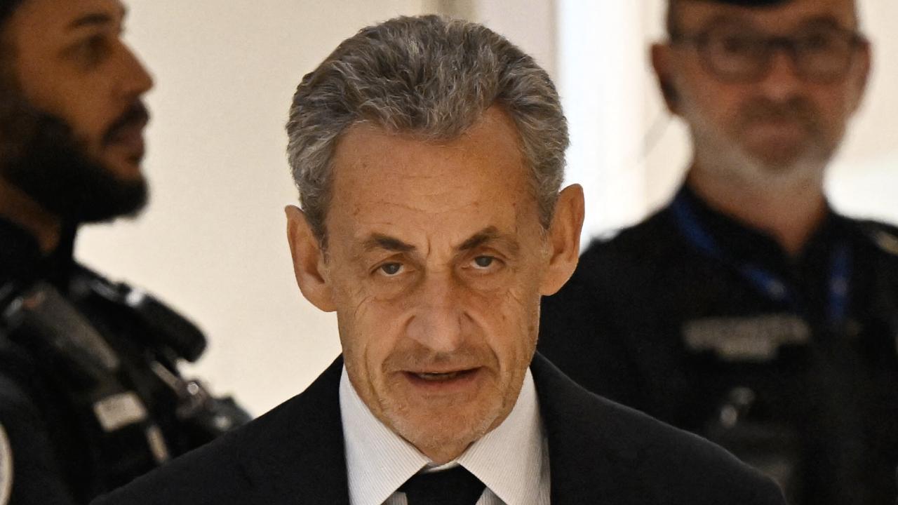 Fransa'da eski Cumhurbaşkanı Sarkozy'yi cezaevinde 2 polis koruyacak