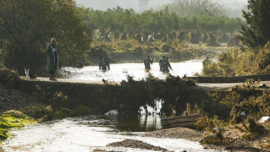 İzmir Foça'da selde kaybolan kişiyi arama çalışmaları sürüyor