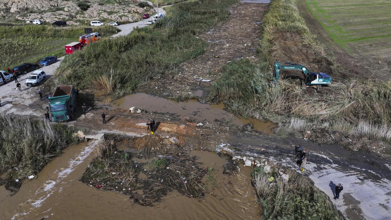 İzmir Foça'da sele kapılan kişinin cansız bedenine ulaşıldı