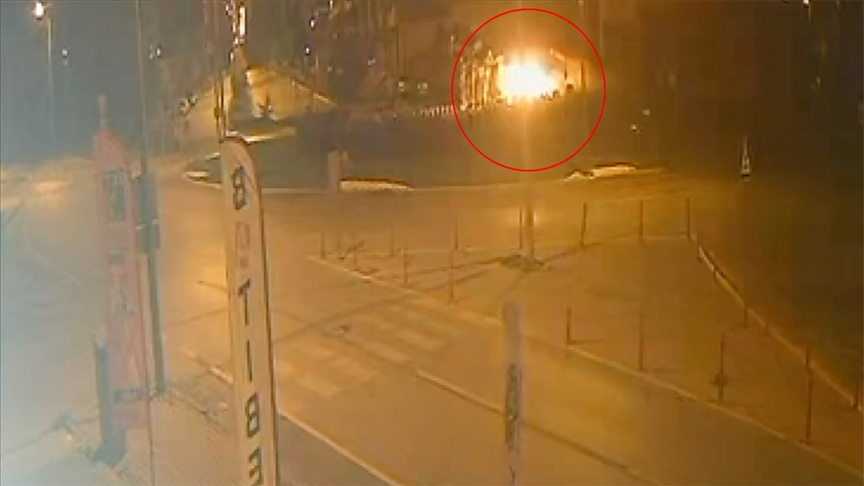 Denizli'de anıta çarpan otomobildeki 2 kişi yaralandı