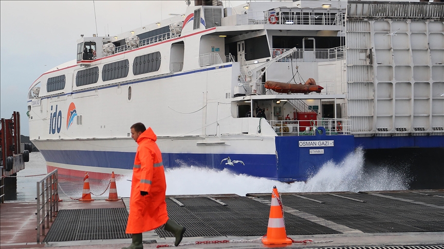 İst'da olumsuz hava koşulları nedeniyle deniz ulaşımında aksama
