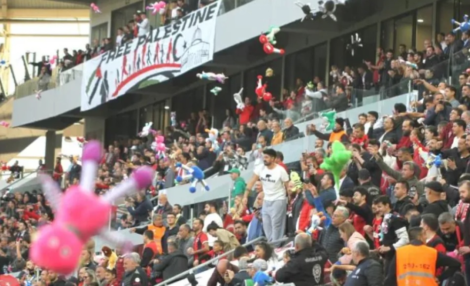 Gençlerbirliği taraftarları Gazzeli çocukları unutmadı