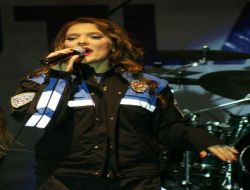 Şarkıcı Demet Akalın, Polis Kıyafetiyle Sahneye Çıktı!