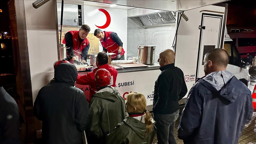 Türk Kızılay, Sındırgı'da depremden etkilenenlere beslenme desteği veriyor