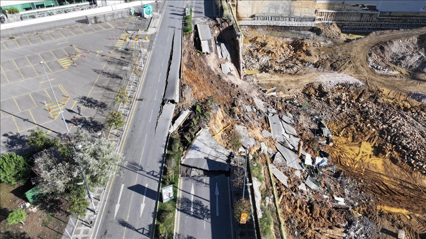 Ümraniye'de istinat duvarının yıkılması sonucu yol çöktü!