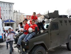Taş Atan Çocuklar Polisten 'Kürtçe' Özür Diledi