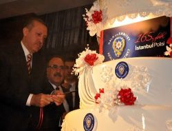 Başbakan Erdoğan, Polis Gecesinde Pasta Kesti