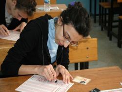 Çocuklarının Sınav Stresini Yenmeleri İçin Bebekleriyle Okul Bahçesine Geldiler