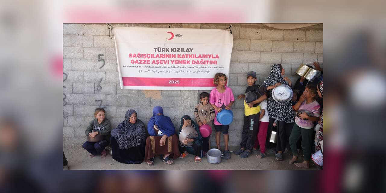 TÜRK KIZILAY, FİLİSTİNLİLER İÇİN BAĞIŞLANAN KURBAN ETLERİNİ GAZZE'DE DAĞITMAYA BAŞLADI
