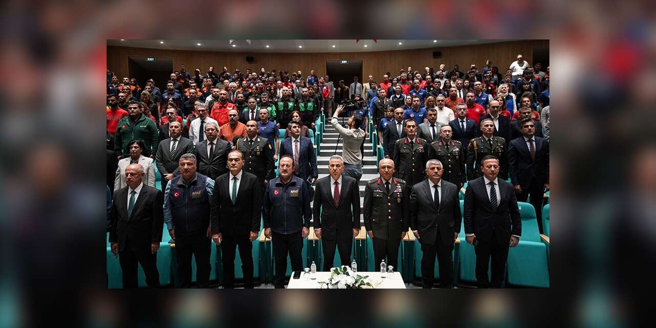 İzmir depreminde hayatını kaybedenler anıldı