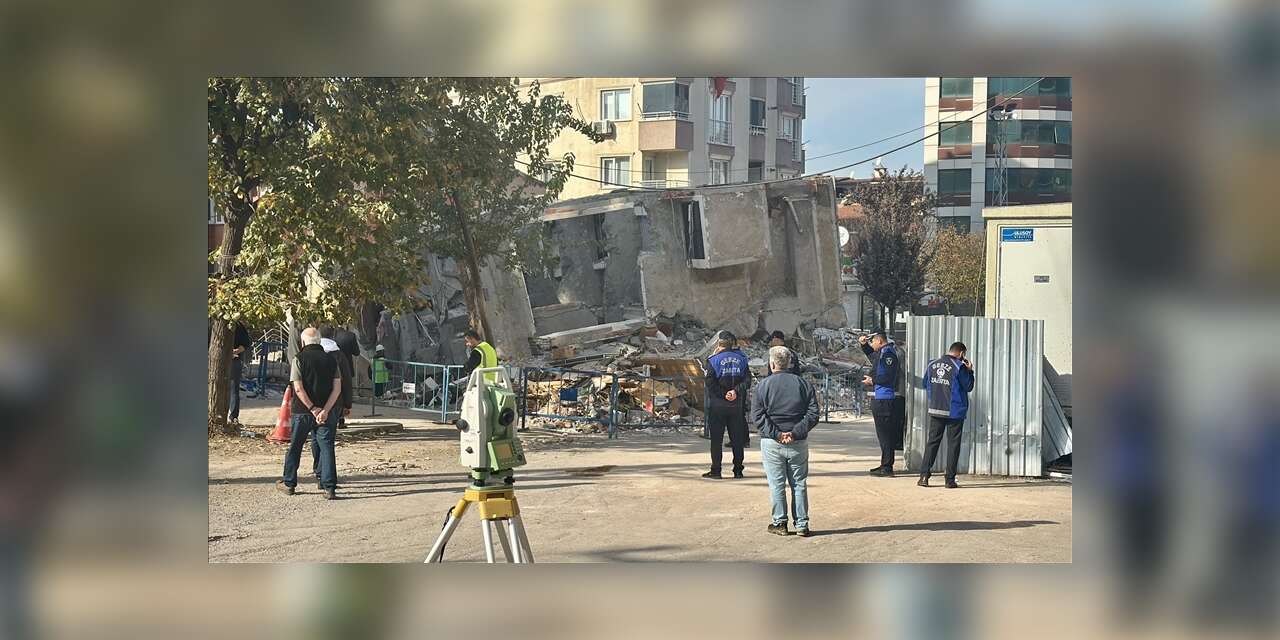 Kocaeli'de çöken binanın enkazında bilirkişi heyetinin incelemeleri sürüyor