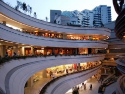 Bakkal'a Rakip, AVM'lere Tatil Yok!!