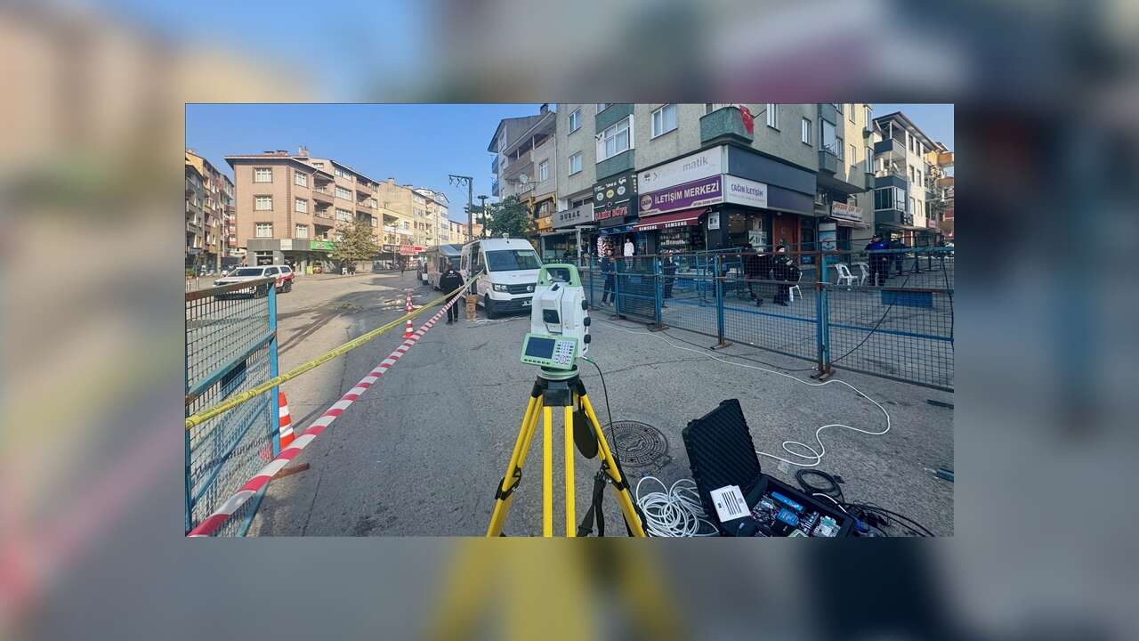 Kocaeli'de çöken apartman ve tahliye edilen binaların bulunduğu bölgede çalışmalar sürüyor