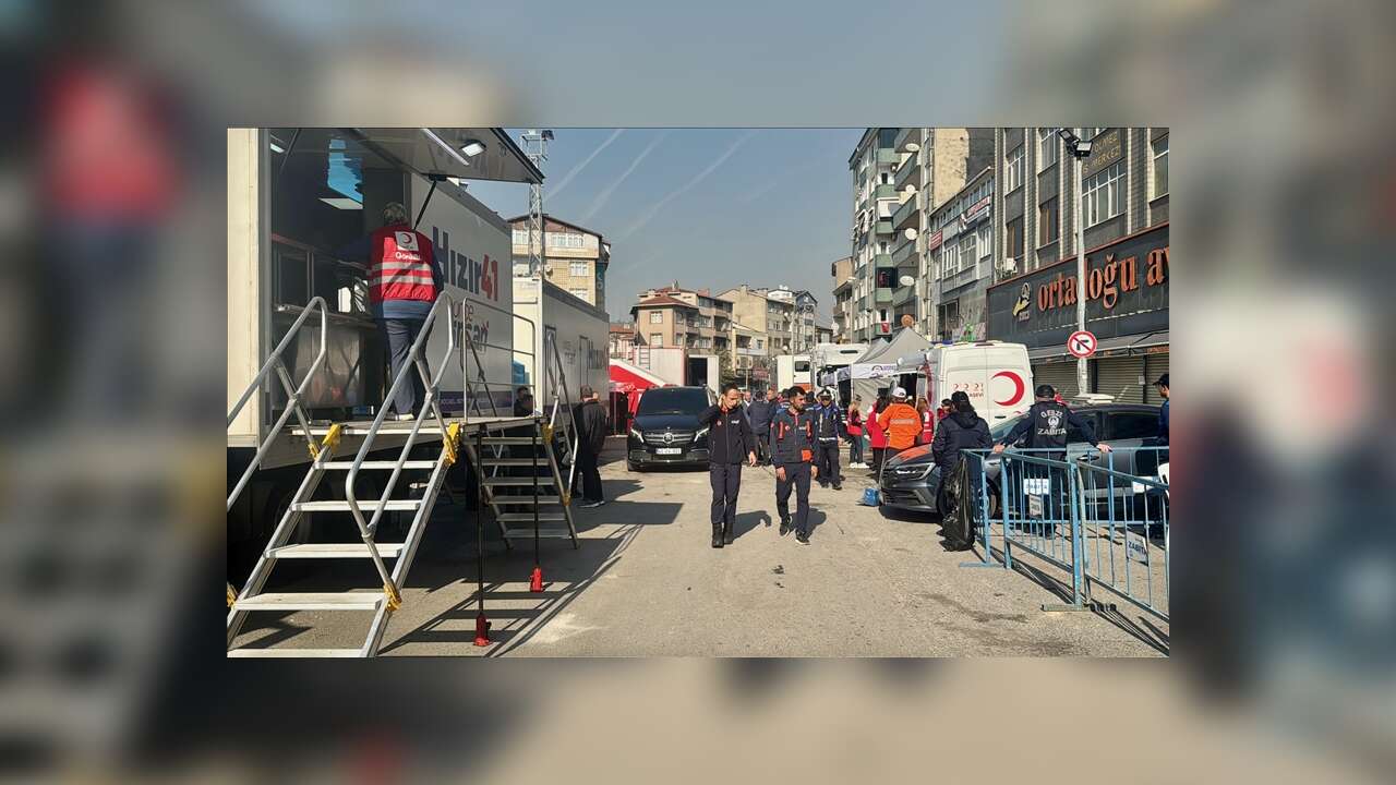 Kocaeli'de 7 katlı apartmanın çöktüğü bölgede çalışmalar sürüyor