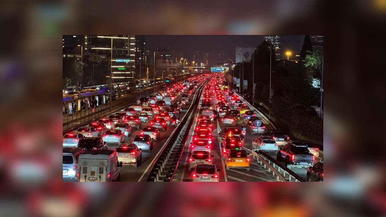 İstanbul'da akşam saatlerinde trafik yoğunluğu yüzde 83'e çıktı