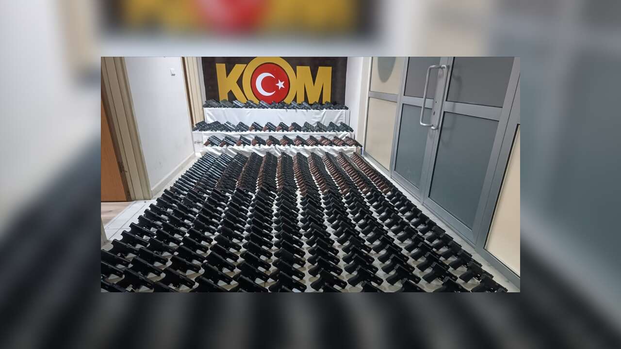 Silah kaçakçılığı yapan şebeke 11 aylık çalışmayla çökertilmiş!