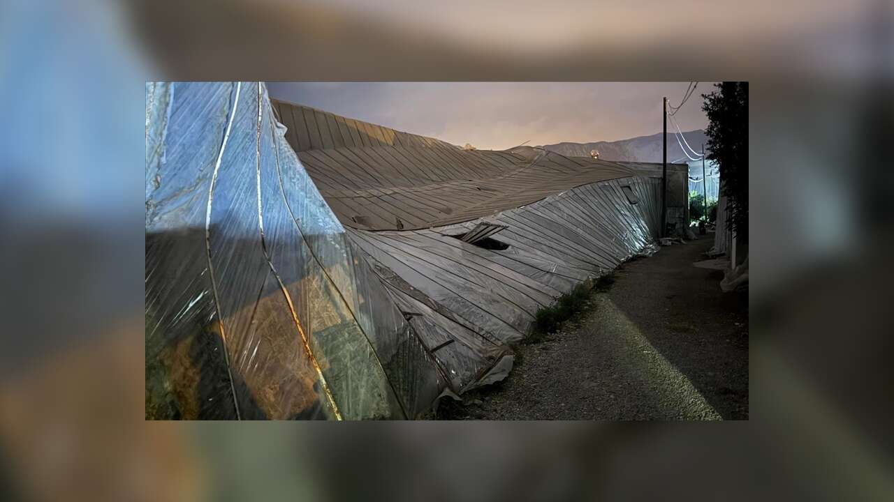 Mersin'de oluşan hortum 30 seraya zarar verdi