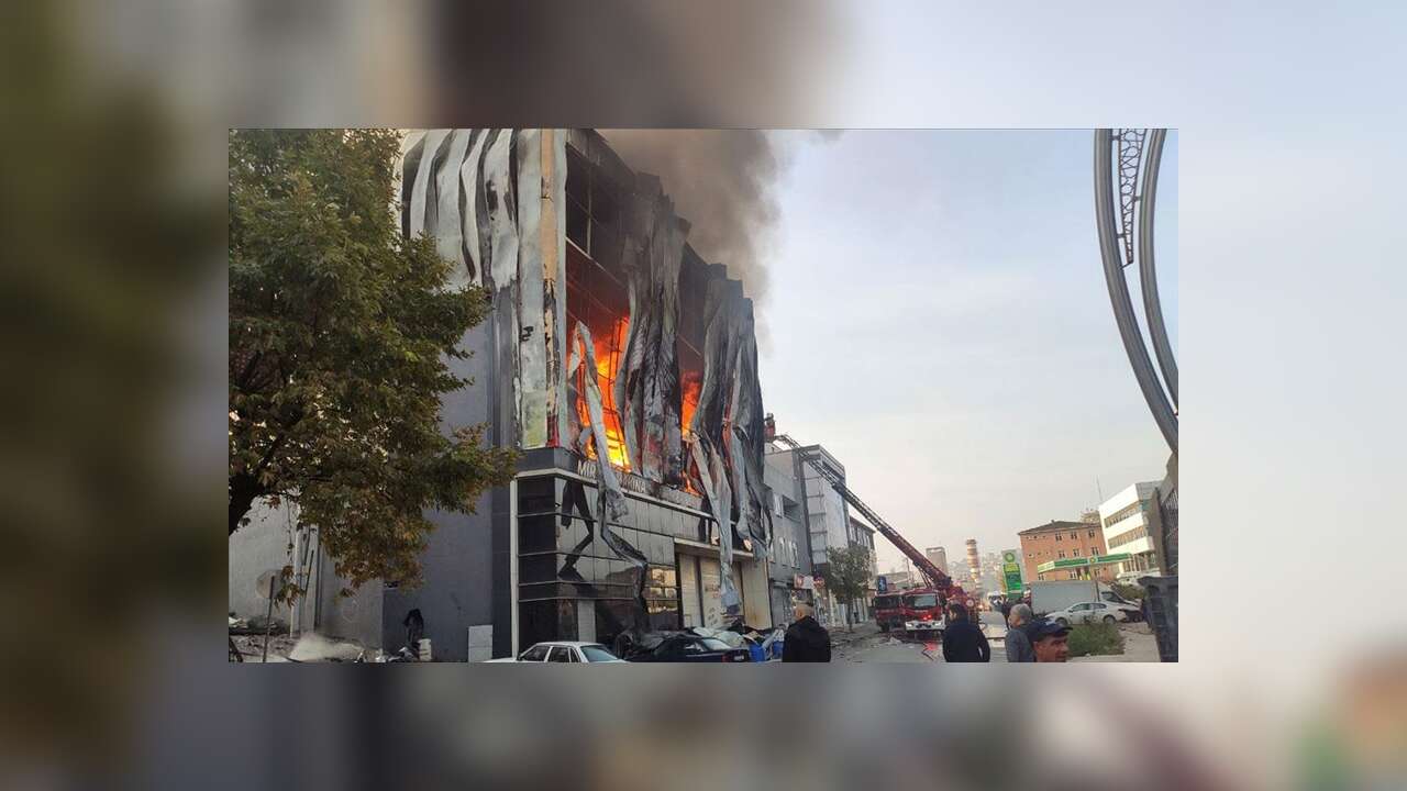 Kocaeli'de parfüm deposunda çıkan yangına müdahale ediliyor