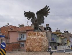 Hava Müzesi'ndeki Kartal Heykeli Tugay Kavşağına Yerleştirildi