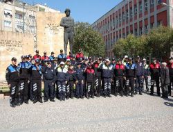 Engelli Öğrenciler Polis Kıyafeti Giyip Vatandaşlara Kimlik Sordu