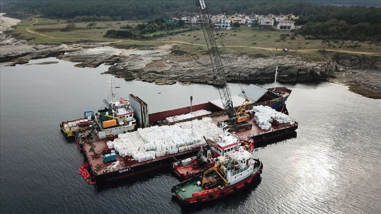 Kocaeli'de karaya oturan gemideki yükün tahliyesine başlandı