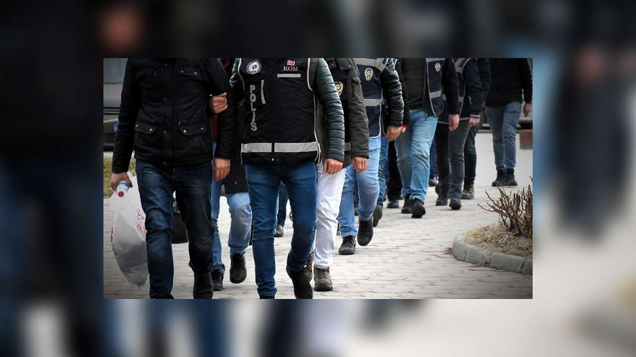 İzmir merkezli FETÖ operasyonunda 18 şüpheli yakalandı
