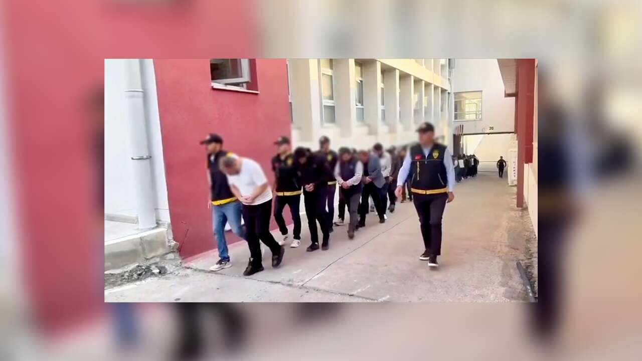Nitelikli dolandırıcılık şebekelerine yönelik 23 ildeki operasyonlarda yakalanan 64 zanlıdan 25'i tutuklandı
