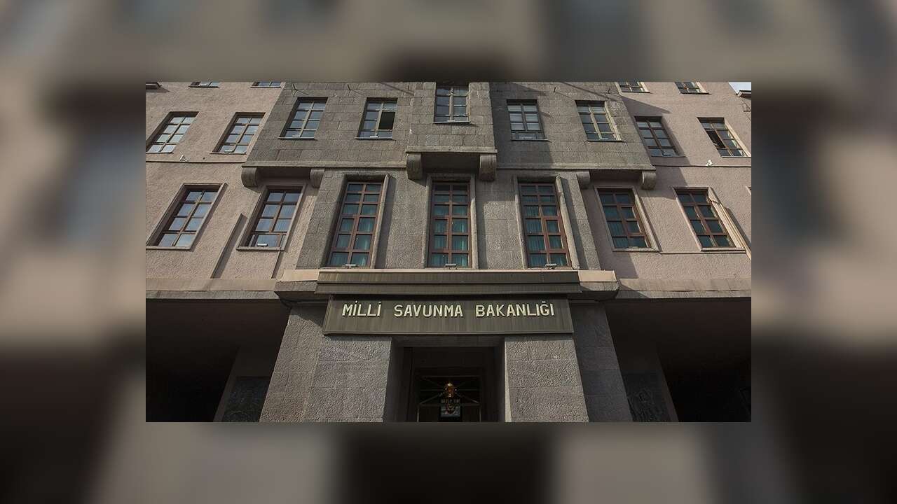 Azerbaycan-Gürcistan sınırında düşen kargo uçağının enkazında incelemeler sürdü