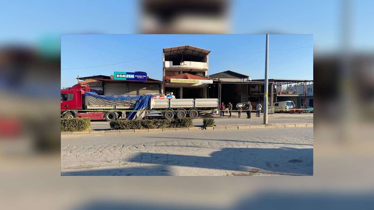 Manisa'da ekip aracının tıra çarptığı kazada 1 polis şehit oldu, 1 polis yaralandı