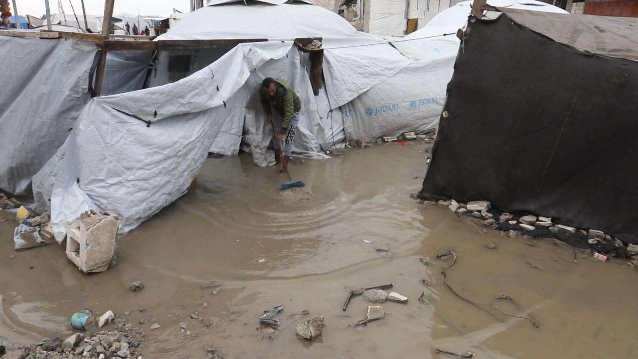 Gazze’de üç gündür etkili olan yağışlar, onlarca çadırı su altında bıraktı