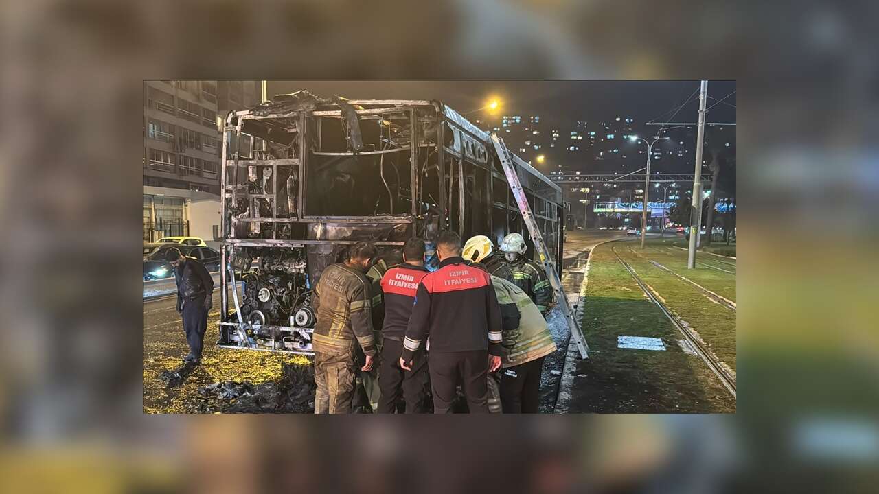 İZMİR'DE SEYİR HALİNDEKİ BELEDİYE OTOBÜSÜ YANDI