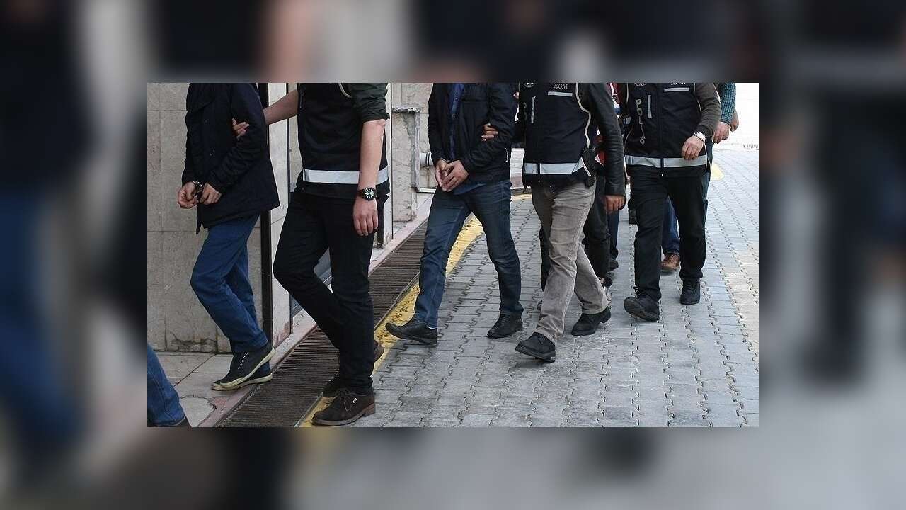 İst. merkezli 27 ilde FETÖ'ye yönelik operasyonlarda 71 şüpheli yakalandı