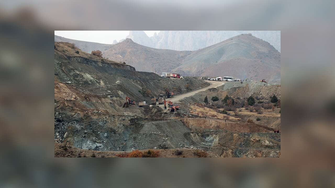 Sivas'ta demir madeni ocağında göçük altında kalan işçiyi arama çalışmaları yeniden başladı