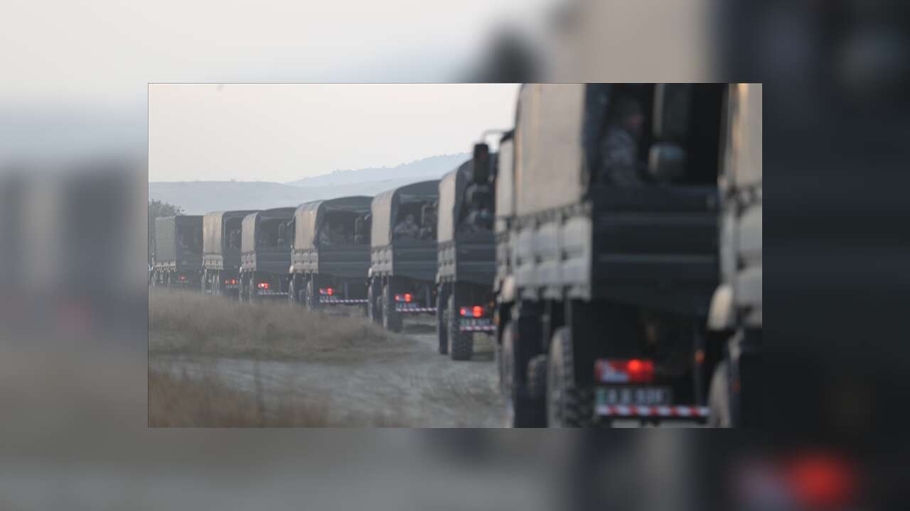Düşen askeri uçağın enkazı tırlarla yurda getirildi