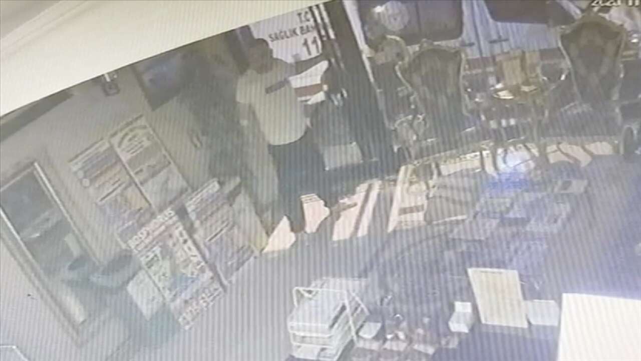 Fatih'te ölen Böcek ailesinin otelin kapısını kırmaya çalışması güvenlik kamerasında..