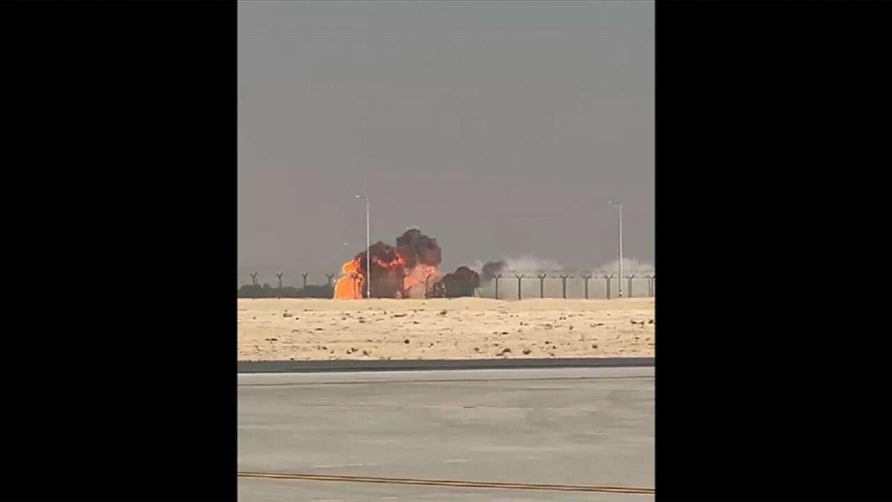 HİNDİSTAN'A AİT SAVAŞ UÇAĞI DUBAİ AİRSHOW GÖSTERİSİ SIRASINDA DÜŞTÜ