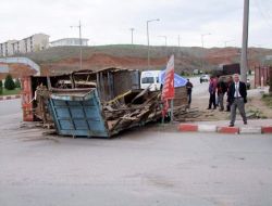 Kamyon Üzerinde Bulunan Hurda Kamyon Kasaları Yola Saçıldı