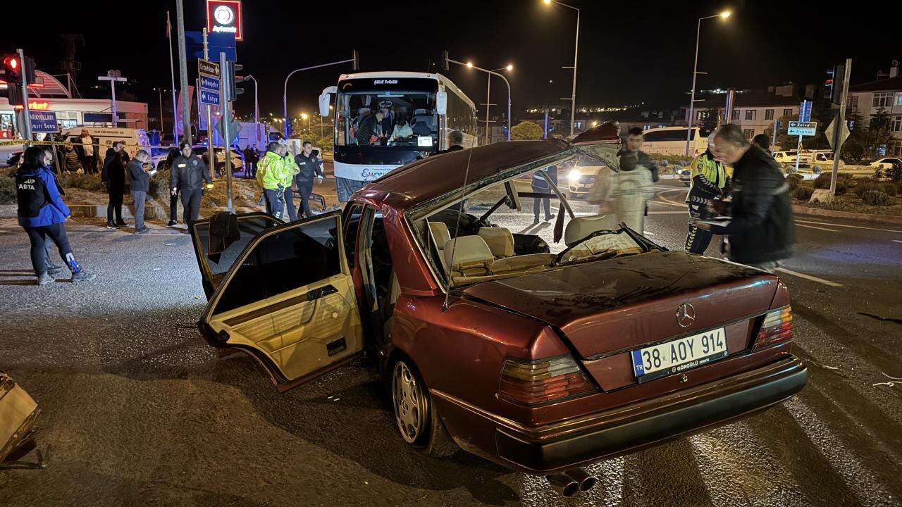 Nevşehir'de otomobil tur otobüsü ile çarpıştı