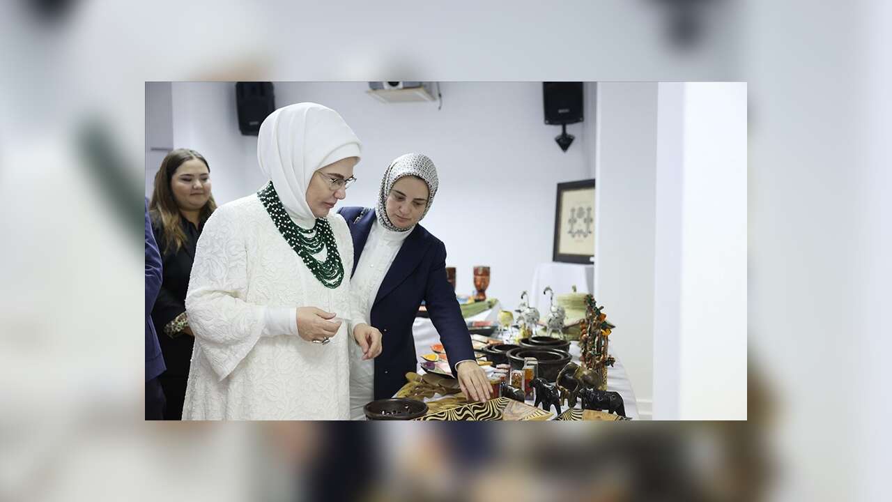 Emine Erdoğan Güney Afrika'da Yunus Emre Enstitüsü'nü ziyaret etti