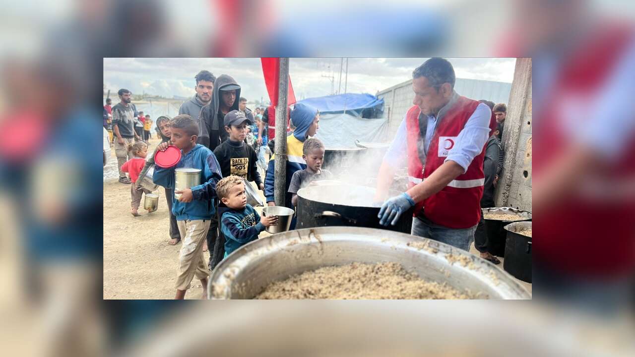Türk Kızılay Gazze'de günlük 35 bin kişiye sıcak yemek dağıtıyor