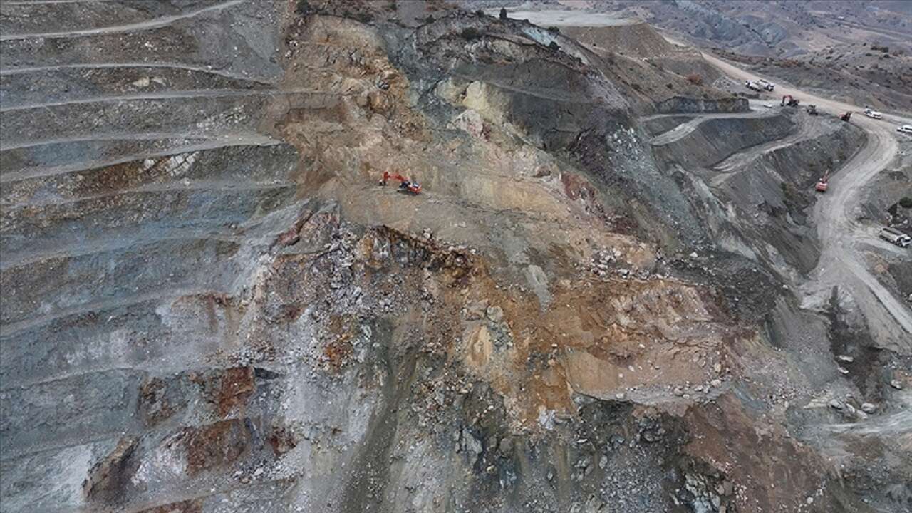 Sivas'ta maden ocağında göçük altında kalan şantiye müdürünü arama çalışmaları 10. gününde devam ediyor