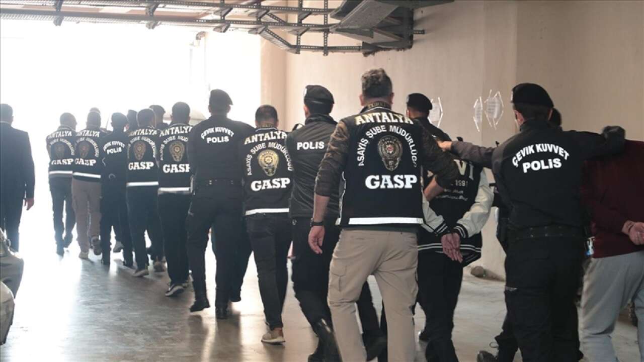 Sosyal medyada "buluşma tuzağı" kuran dolandırıcılık çetesi çökertildi