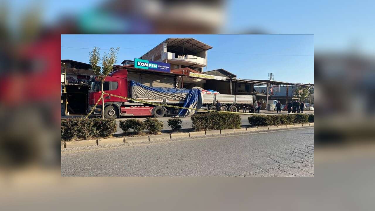 Manisa'da ekip aracının tıra çarpması sonucu yaralanan polis hastanede şehit oldu